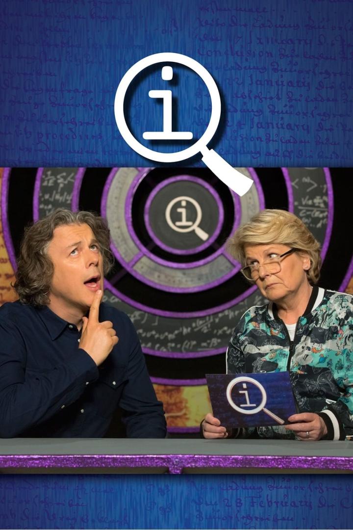 Zwei Personen sitzen vor einer Tafel mit Formeln und dem Logo der Sendung „Frag den Lesch“.