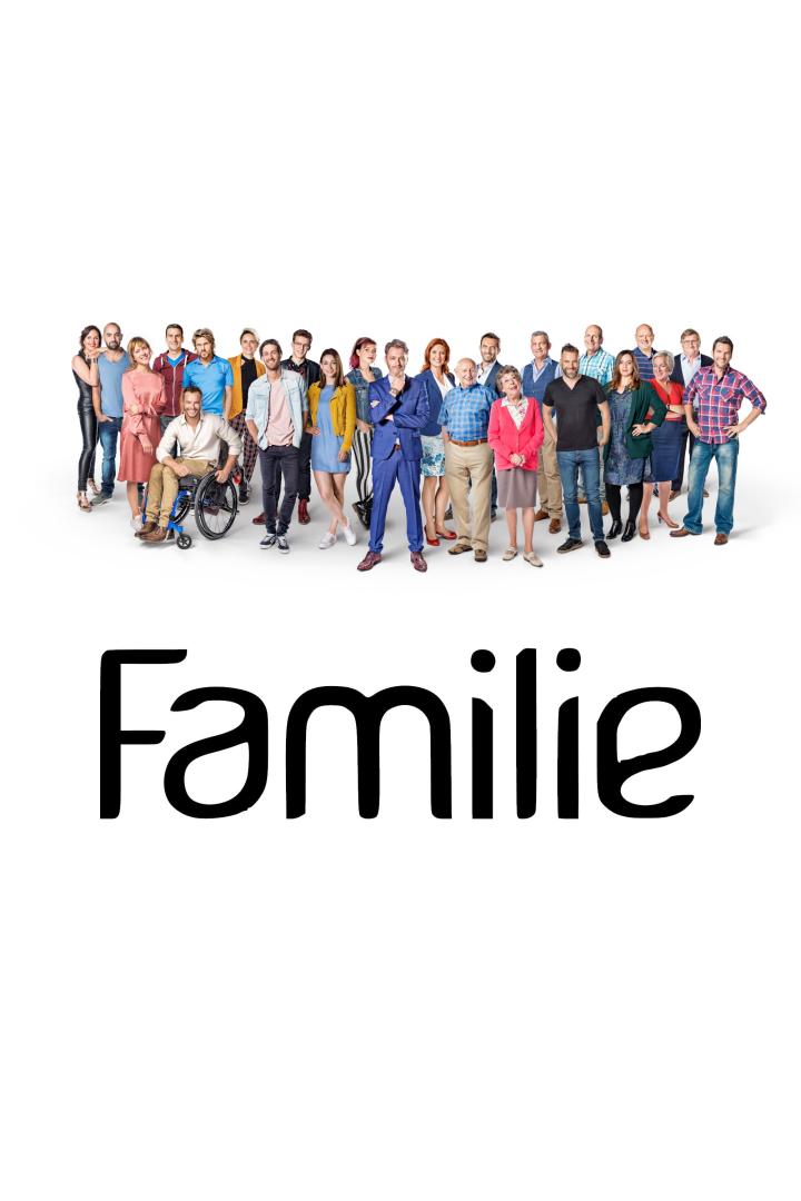 Eine vielfältige Gruppe von Menschen unterschiedlichen Alters steht zusammen; im Vordergrund steht das Wort „Familie“.