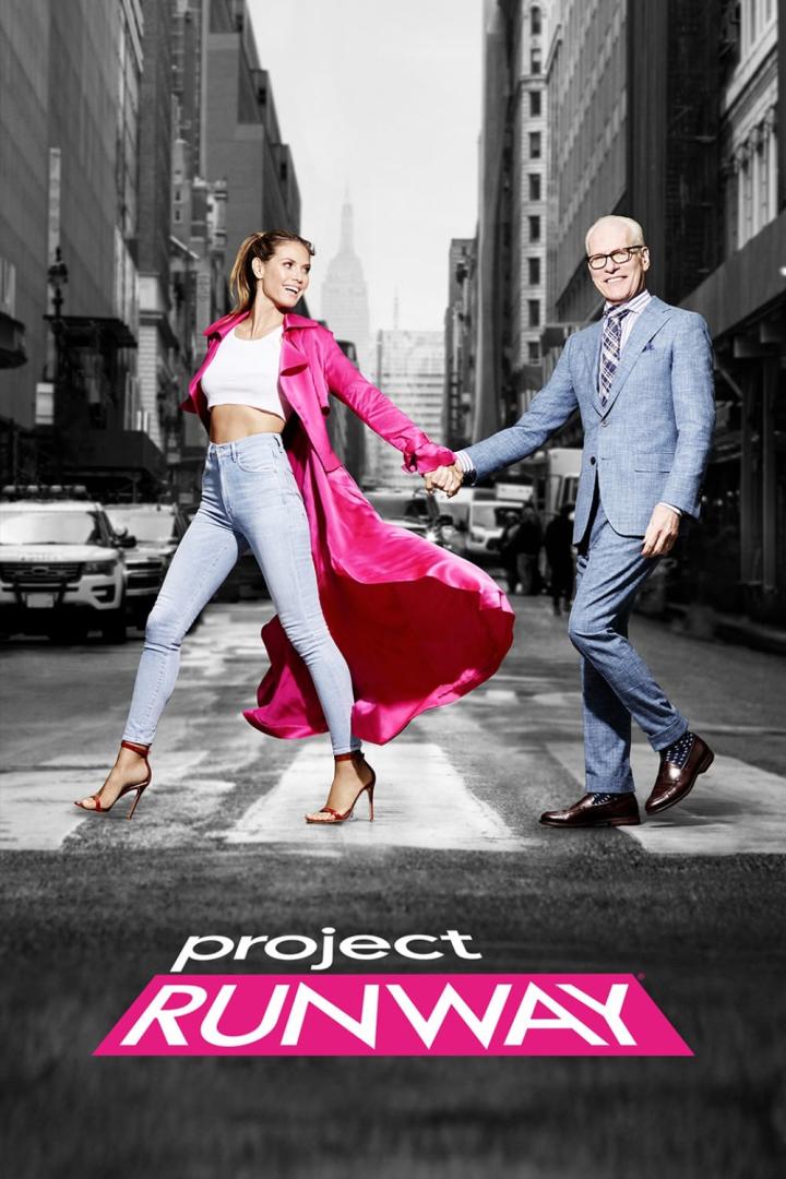 Heidi Klum und Tim Gunn überqueren eine Straße in New York für „Project Runway“.