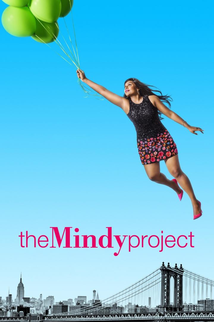 Mindy Kaling schwebt am Himmel mit grünen Ballons, im Hintergrund die Skyline von New York.