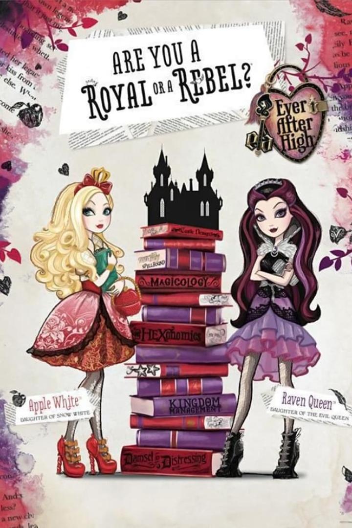Apple White und Raven Queen, die Töchter von Schneewittchen bzw. der bösen Königin, stehen vor einem Bücherstapel von „Ever After High“.