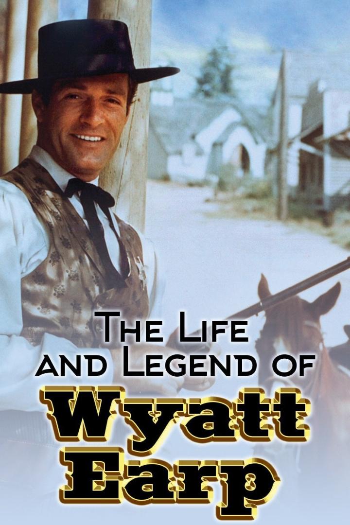 Ein lächelnder Mann im Western-Outfit, vermutlich aus der Serie „The Life and Legend of Wyatt Earp“.