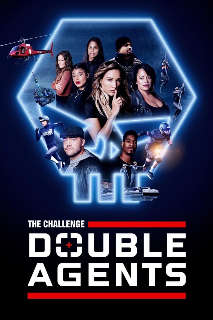 Das Poster für „The Challenge: Double Agents“ zeigt die Kandidaten und Action-Elemente vor einem blauen Hintergrund.