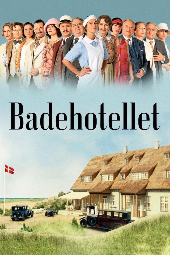Das Filmplakat für „Badehotellet“ zeigt die Besetzung vor einem Hotel an der Küste Dänemarks.