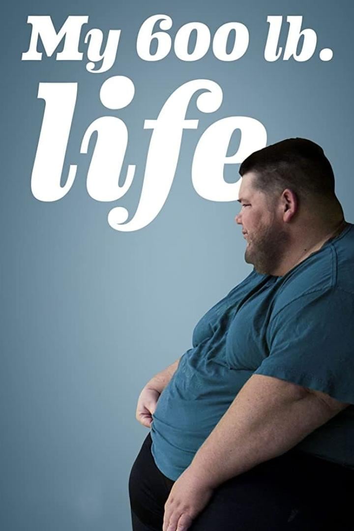 Ein Mann vor dem Hintergrund des Posters für die Fernsehsendung „My 600 lb Life“.