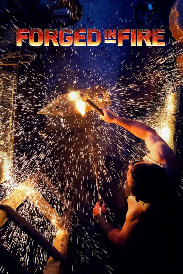 Ein Schmied bearbeitet glühendes Metall mit einem Hammer, Funken sprühen.
