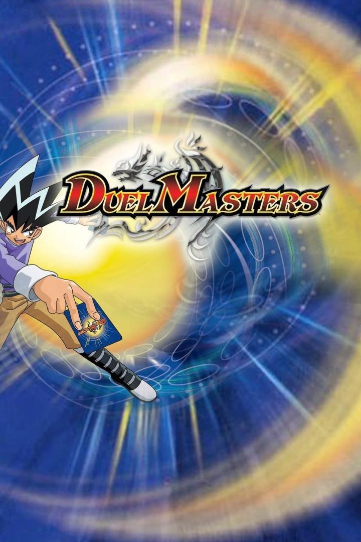 Ein Junge hält eine Karte vor dem Hintergrund des Logos von „Duel Masters“.