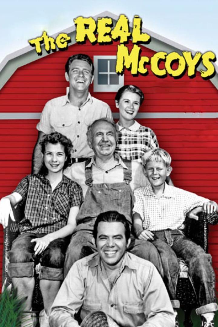 Das Ensemble der Fernsehserie „The Real McCoys“ vor einem roten Schuppen.