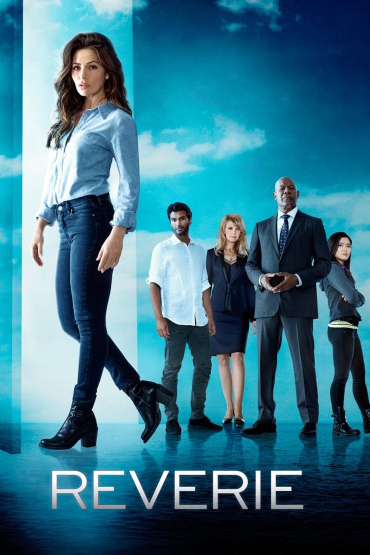 Das Filmplakat für die Fernsehserie „Reverie“ zeigt Sarah Shahi und weitere Darsteller vor einem blauen Hintergrund.