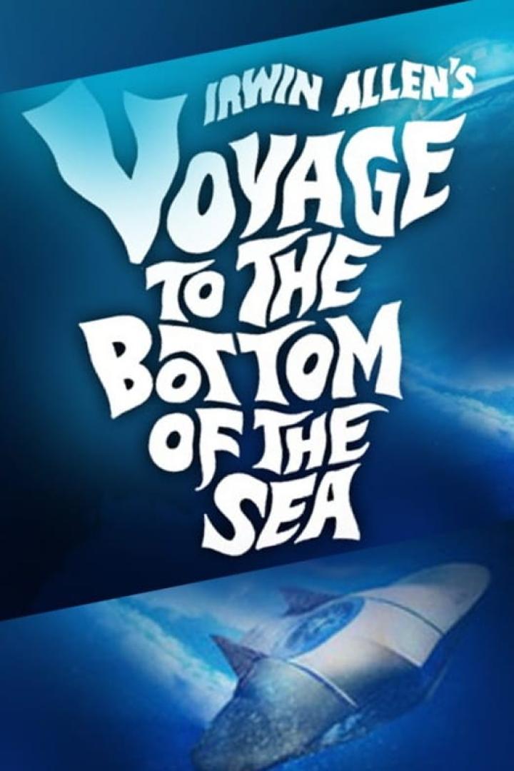 Das Logo für Irwin Allens „Voyage to the Bottom of the Sea“ über einem U-Boot unter Wasser.