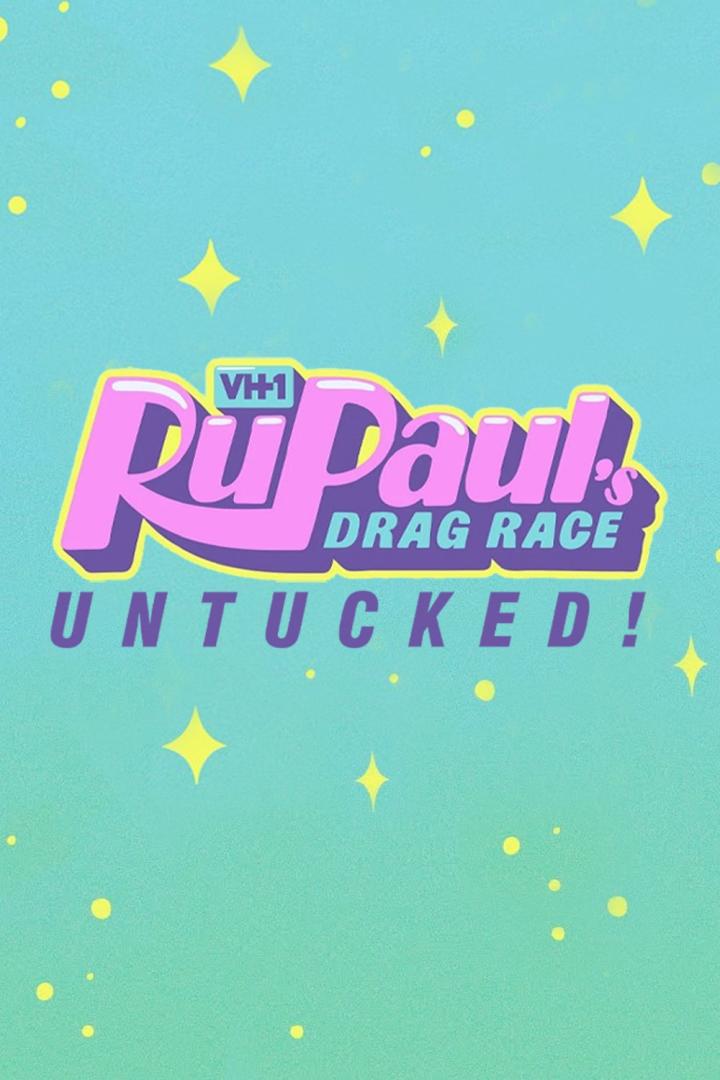 Das Logo von „RuPaul's Drag Race: Untucked!“ auf einem hellblauen Hintergrund mit Sternen.