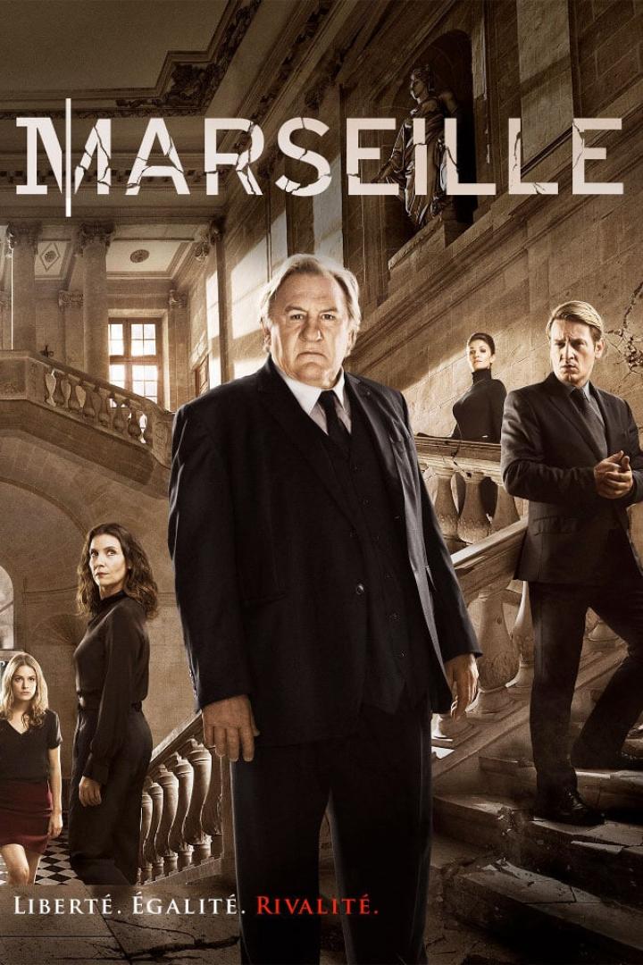Das Filmplakat zur Serie „Marseille“ zeigt Gérard Depardieu und andere Schauspieler auf einer Treppe.