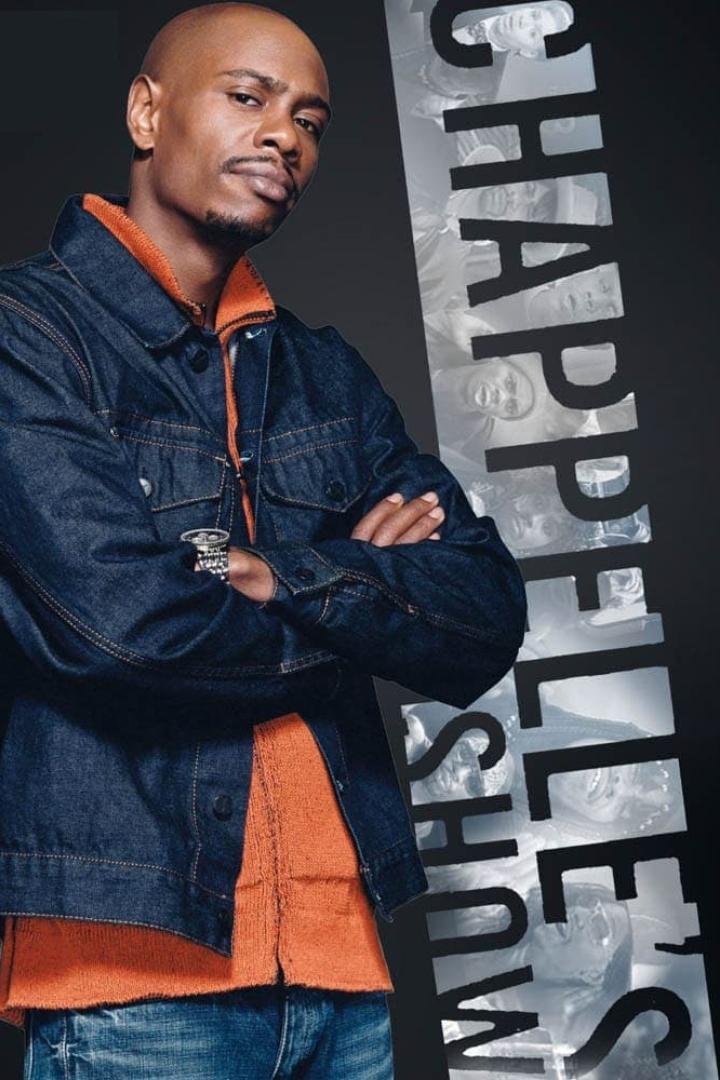 Dave Chappelle vor dem Hintergrund des Schriftzugs „Chappelle’s Show“.