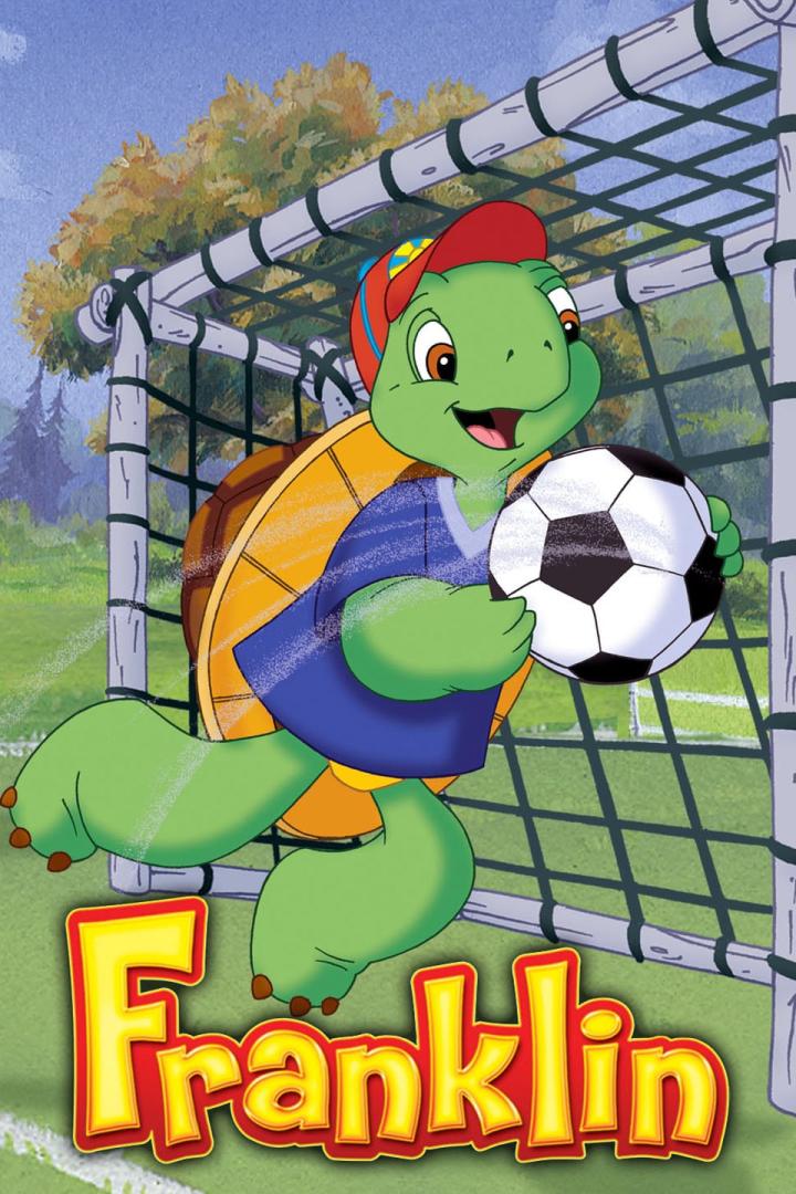 Franklin, die Schildkröte, hält einen Fußball vor einem Fußballtor.