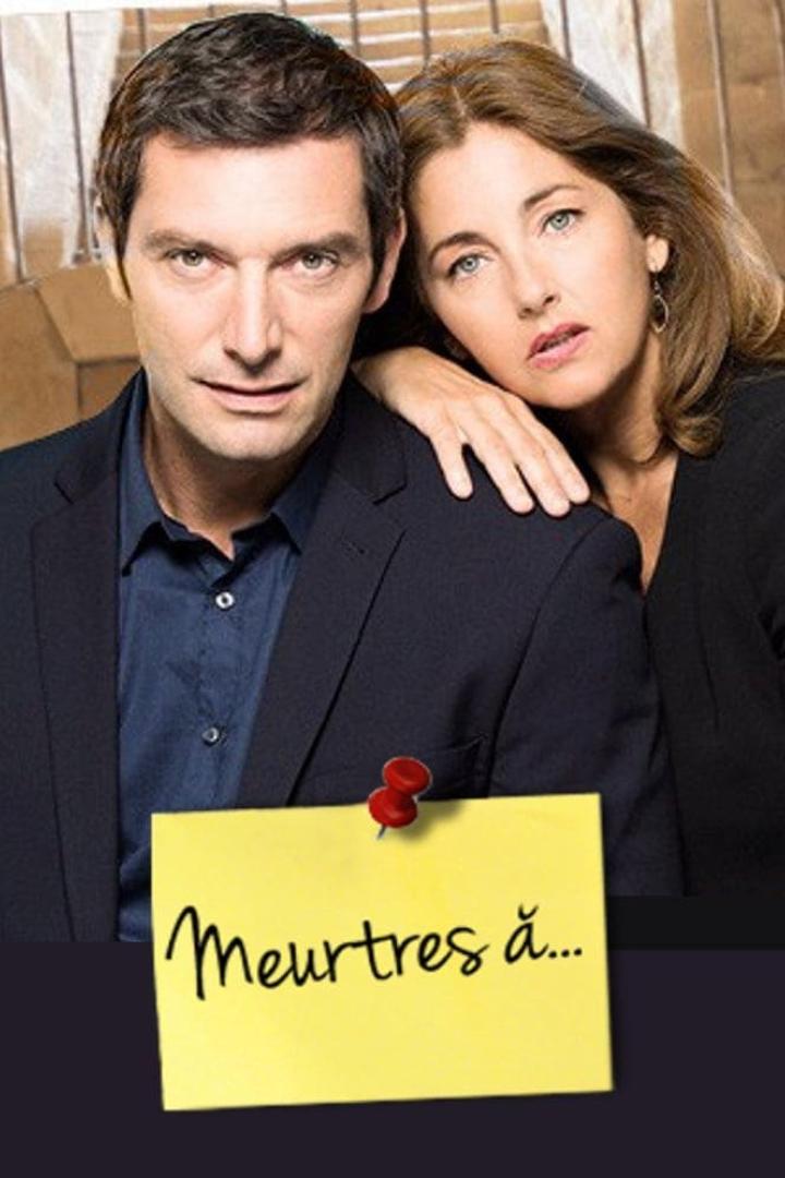 Ein Mann und eine Frau posieren für ein Werbeplakat der Serie „Meurtres à…“.