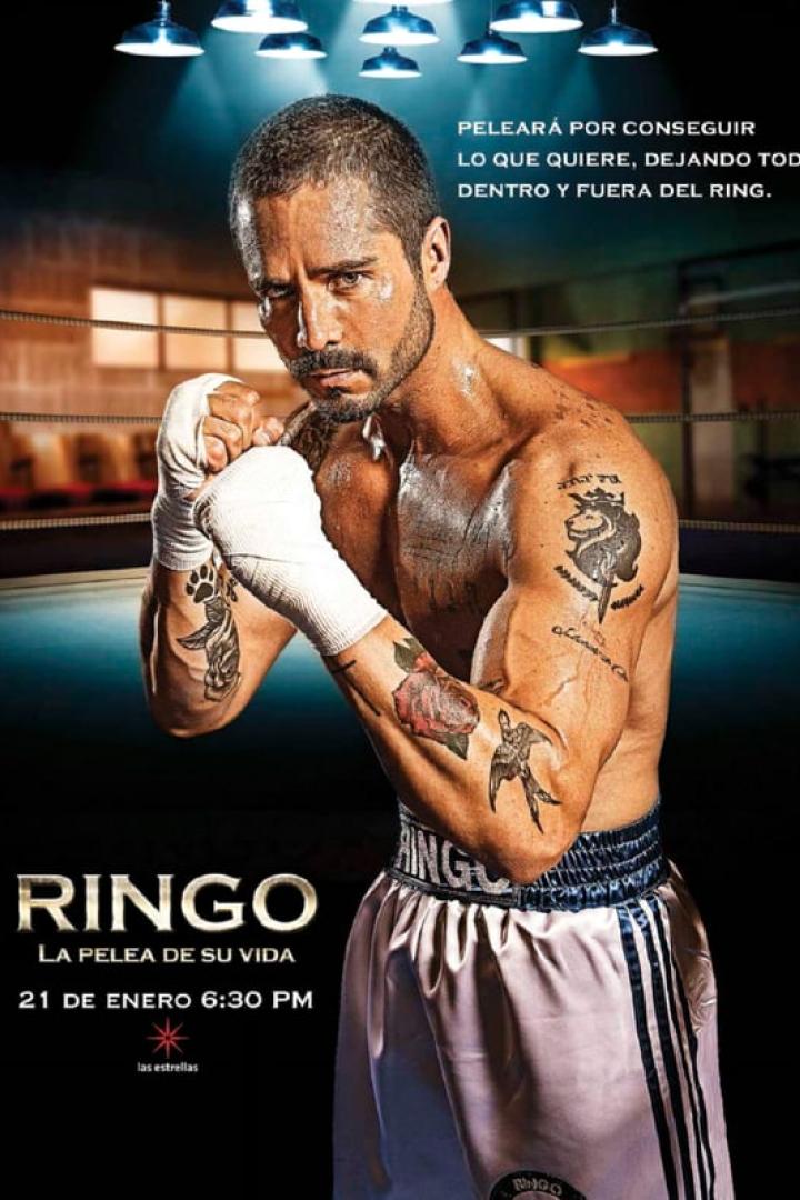 Ein muskulöser Boxer mit Tattoos und bandagierten Händen steht im Ring.