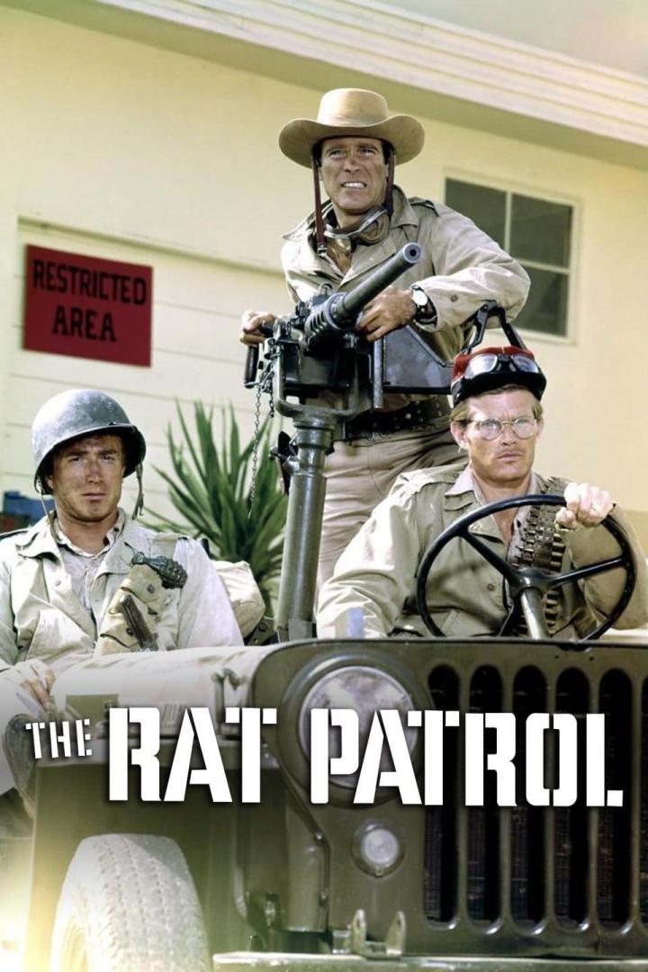 Drei Männer in Uniform in einem Jeep, Szene aus der Fernsehserie „The Rat Patrol“.