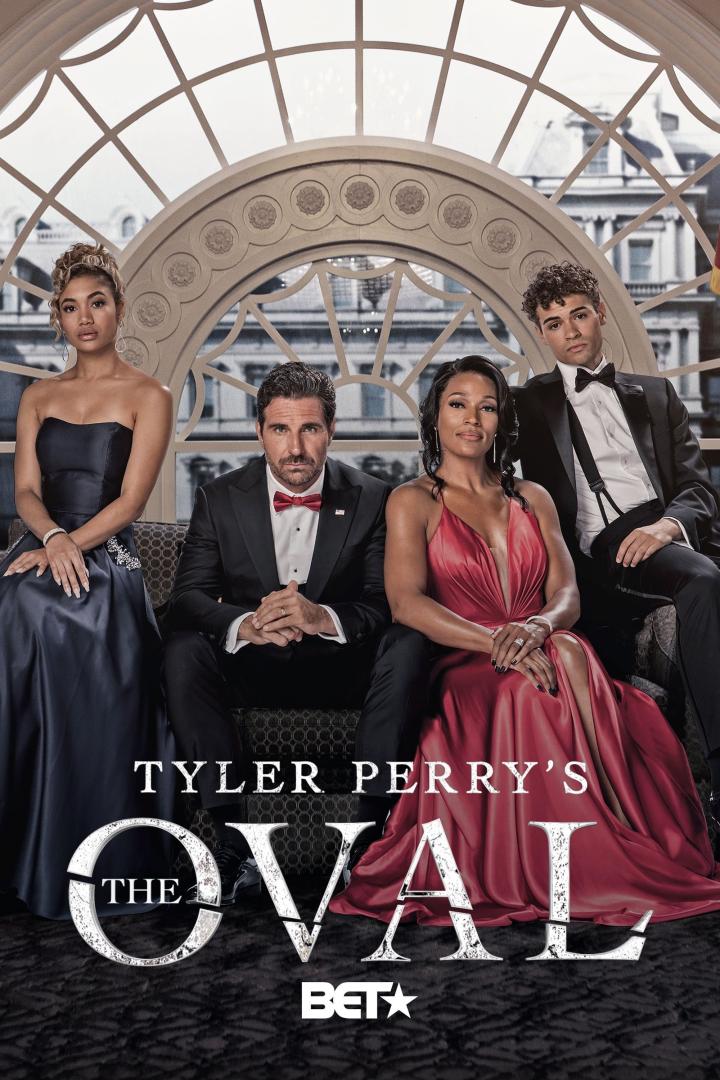 Das Ensemble der Fernsehserie „Tyler Perry's The Oval“ posiert vor einem großen Fenster.