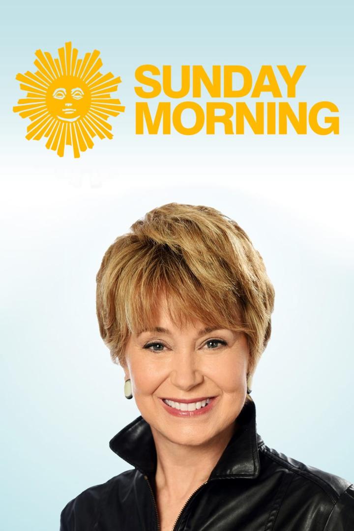 Eine lächelnde Frau vor dem Logo der Sendung „Sunday Morning“.
