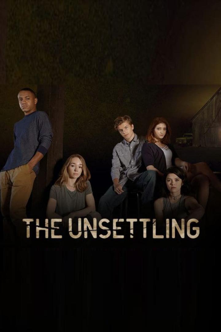 Das Filmplakat für „The Unsettling“ zeigt eine Gruppe junger Leute vor einem dunklen Hintergrund.