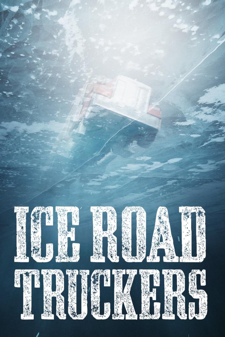 Ein Lastwagen fährt über eine eisige Straße, wie im Titel „Ice Road Truckers“ dargestellt.