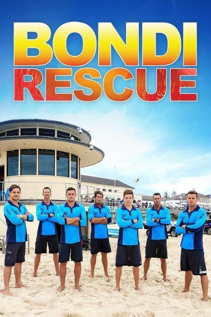 Die Rettungsschwimmer von „Bondi Rescue“ posieren am Strand vor ihrem Gebäude.