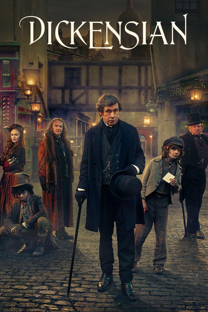 Das Filmplakat für „Dickensian“ zeigt eine Gruppe von Menschen in Kostümen des 19. Jahrhunderts auf einer Kopfsteinpflasterstraße.