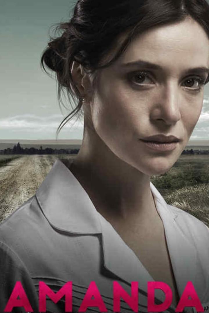 Porträt einer Frau vor einer ländlichen Kulisse, möglicherweise ein Filmposter für „Amanda“.