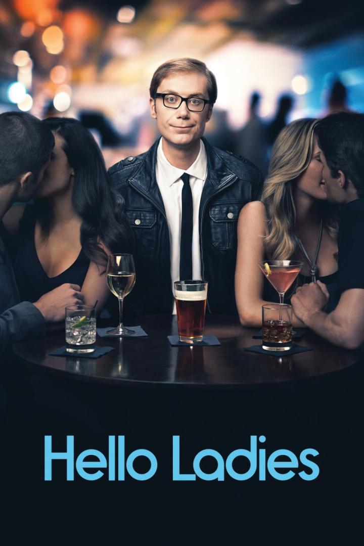 Der Comedian Stephen Merchant steht inmitten von zwei turtelnden Paaren an einer Bar, wie im Filmposter von „Hello Ladies“.