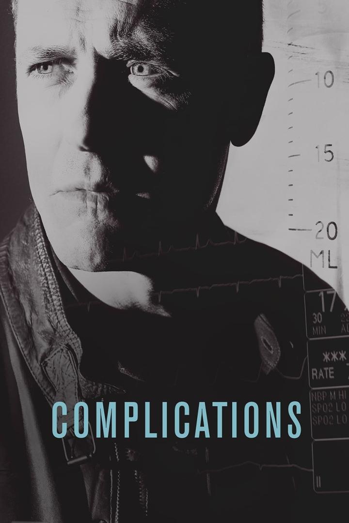 Das Gesicht eines Mannes überlagert mit medizinischen Anzeigen und dem Titel „Complications“.