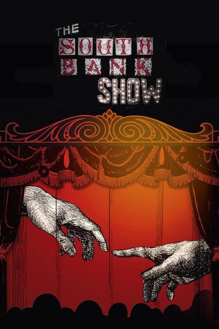 Das Poster für „The South Bank Show“ zeigt zwei Hände, die sich vor einem roten Vorhang berühren.