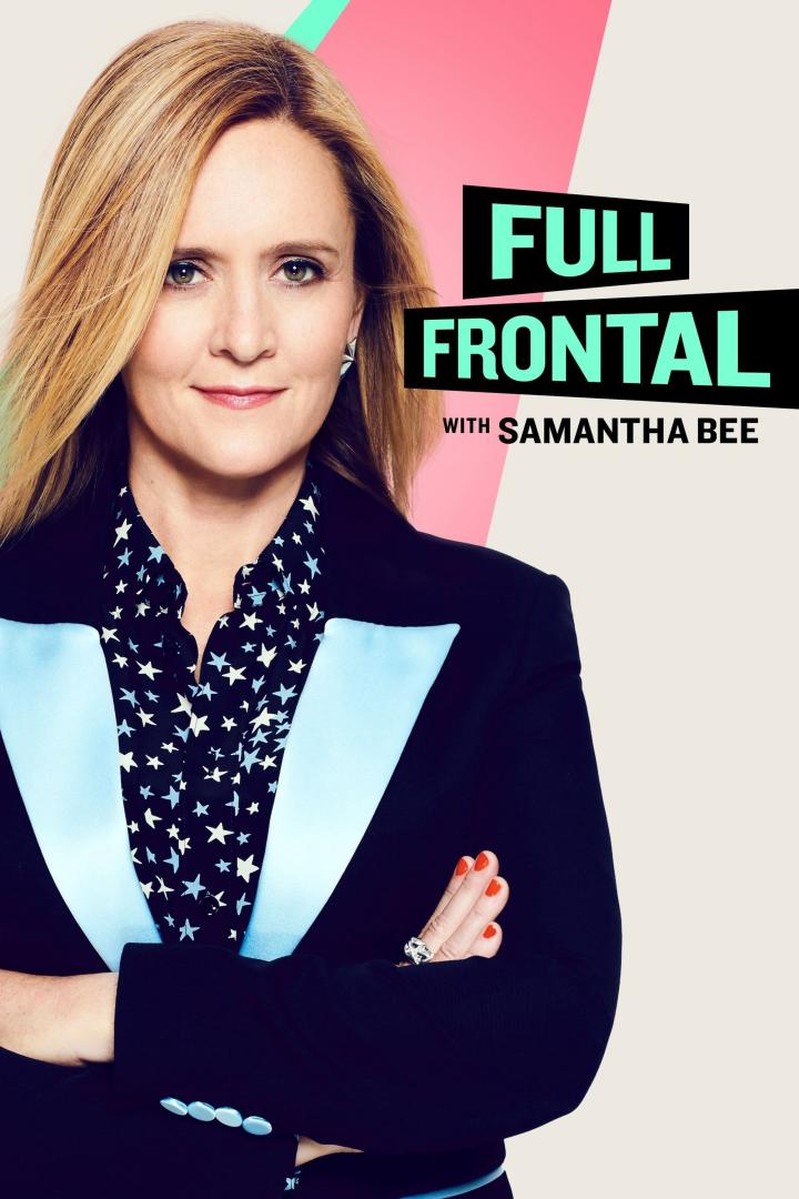 Samantha Bee, Moderatorin von „Full Frontal with Samantha Bee“, posiert vor einem farbenfrohen Hintergrund.