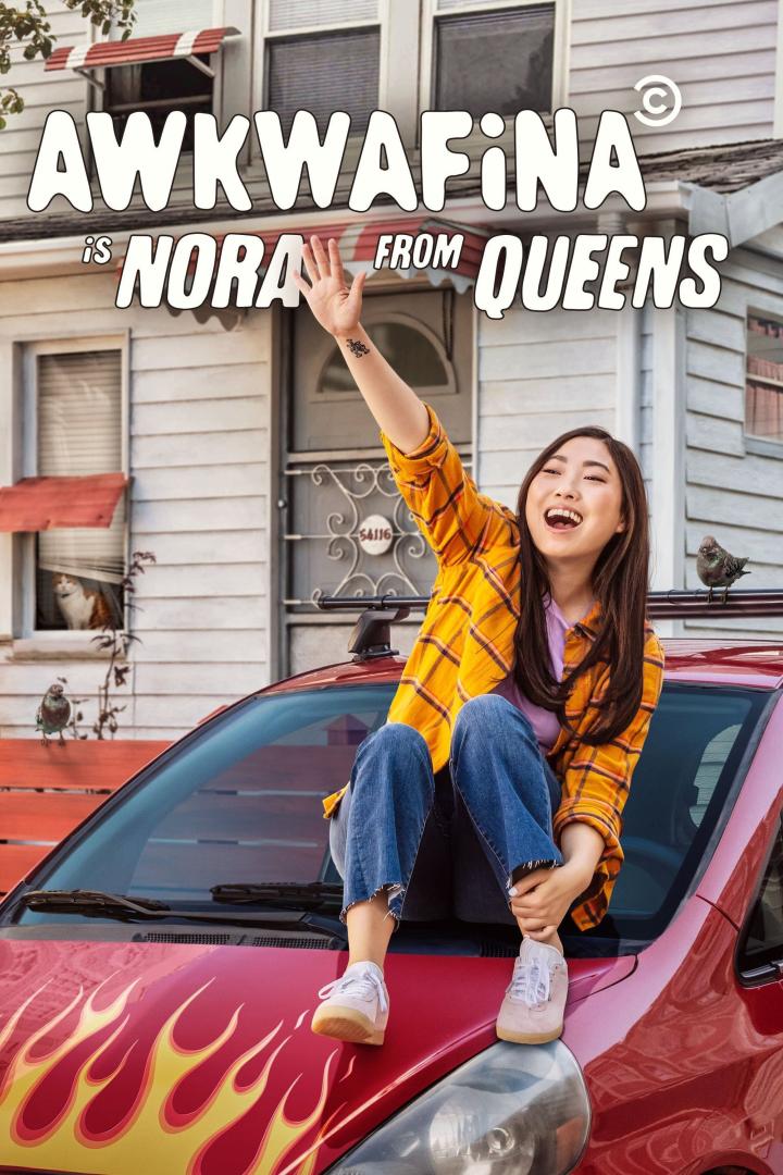 Awkwafina sitzt auf der Motorhaube eines Autos vor einem Haus in Queens.