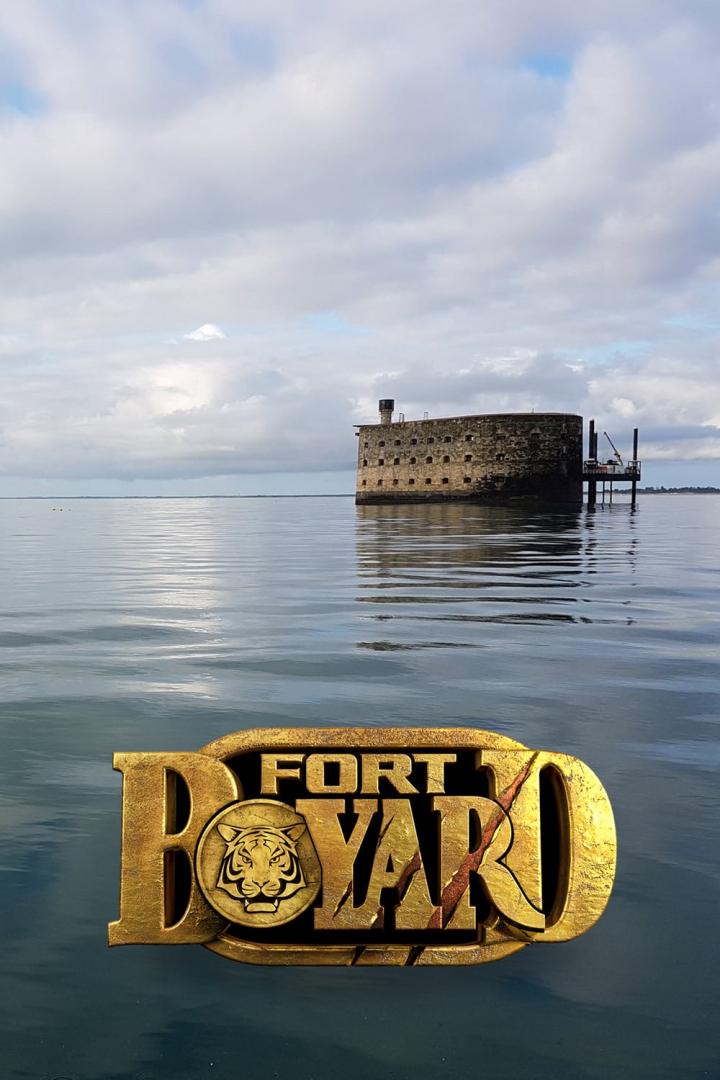 Das Fort Boyard liegt im Meer unter einem bewölkten Himmel.