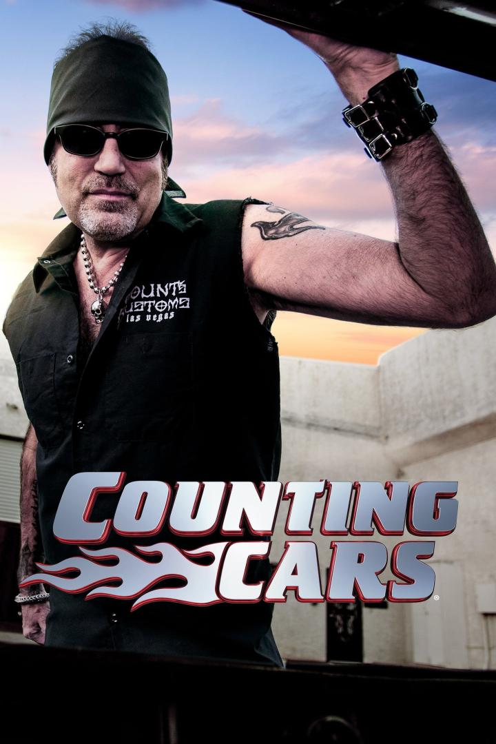 Ein Mann mit Sonnenbrille und Bandana steht vor einem Auto, im Hintergrund der Schriftzug „Counting Cars“.