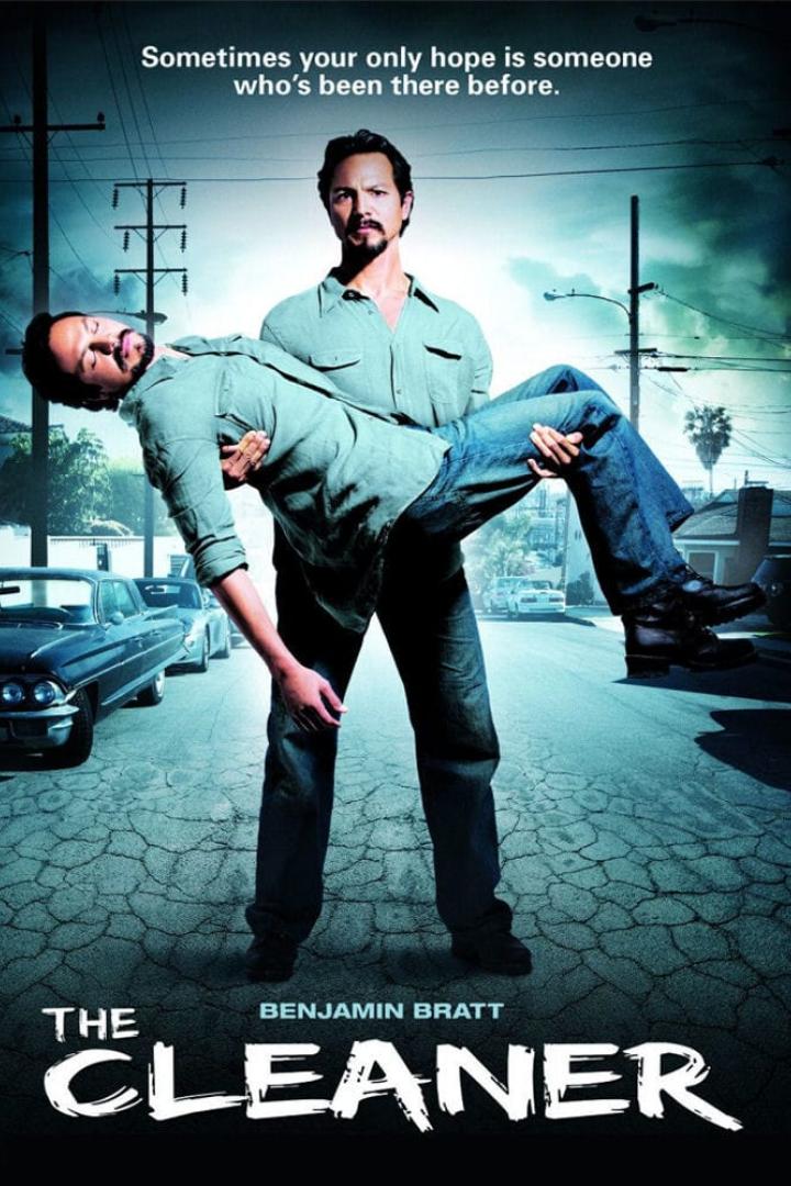 Das Filmplakat für „The Cleaner“ zeigt Benjamin Bratt, der einen bewusstlosen Mann trägt.