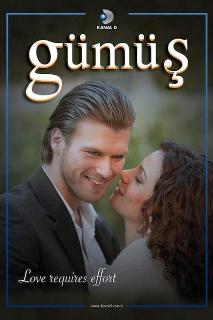 Ein Mann und eine Frau, vermutlich aus der türkischen Fernsehserie „Gümüş“, stehen einander nahe.