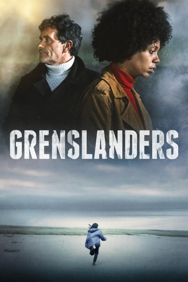 Das Filmplakat für „Grenslanders“ zeigt zwei Personen und ein Kind, das auf ein nebliges Feld zuläuft.