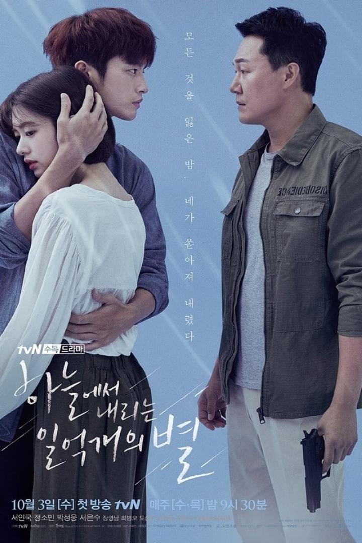 Auf dem Poster zur koreanischen Dramaserie „Haneureseo Naerineun Ileokgaeui Byeol“ umarmt ein Mann eine Frau, während ein anderer Mann mit einer Waffe zusieht.