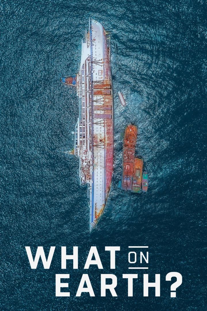 Luftaufnahme des teilweise gesunkenen Kreuzfahrtschiffes Costa Concordia neben einem Schlepper.