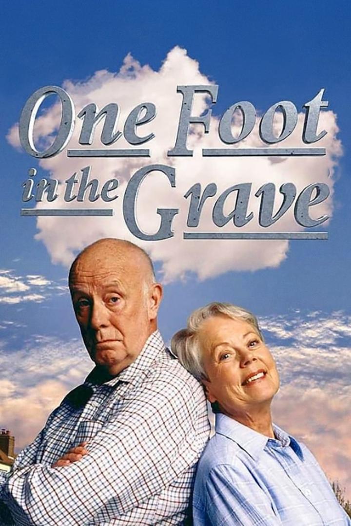Ein Mann und eine Frau stehen Rücken an Rücken vor dem Schriftzug „One Foot in the Grave“.