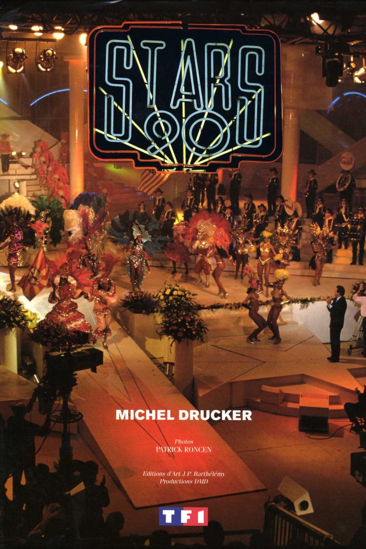 Die Show „Stars 90“ mit Tänzern, Musikern und Publikum auf einer beleuchteten Bühne.