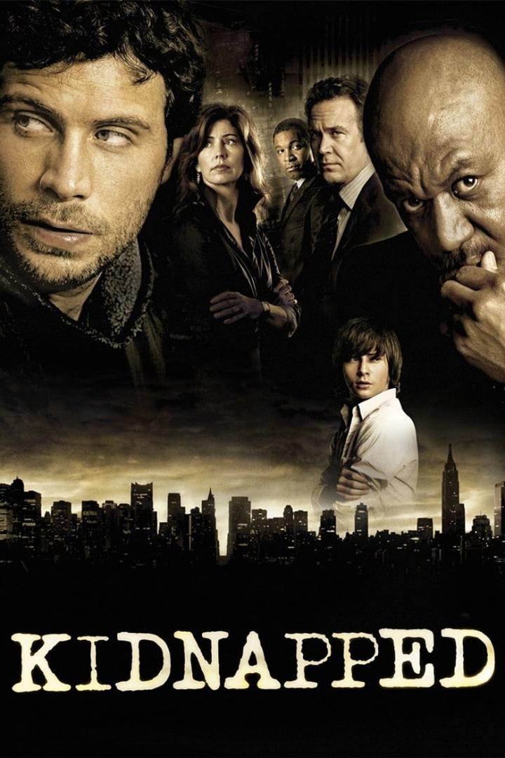 Das Filmplakat für „Kidnapped“ zeigt die Hauptdarsteller vor einer Skyline.