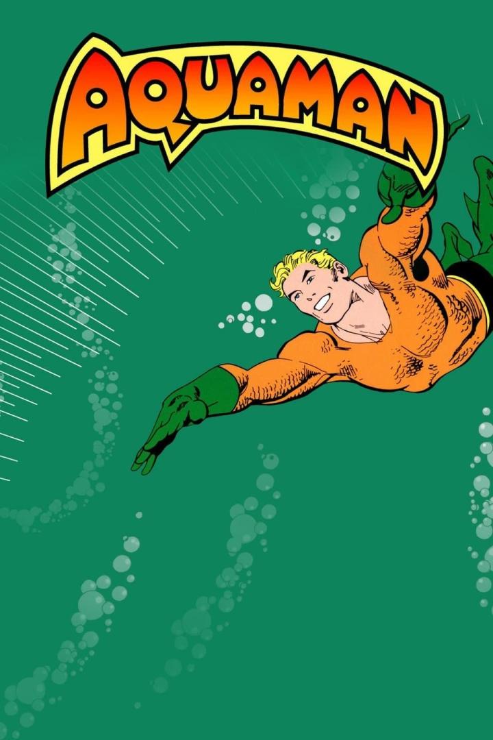 Aquaman schwimmt unter Wasser vor einem grünen Hintergrund.