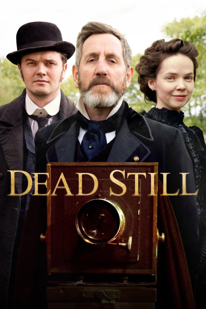 Das Filmplakat zu „Dead Still“ zeigt drei Personen und eine alte Kamera.