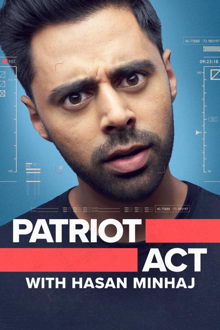 Das Poster für „Patriot Act with Hasan Minhaj“ zeigt Hasan Minhaj vor einem technischen Hintergrund.