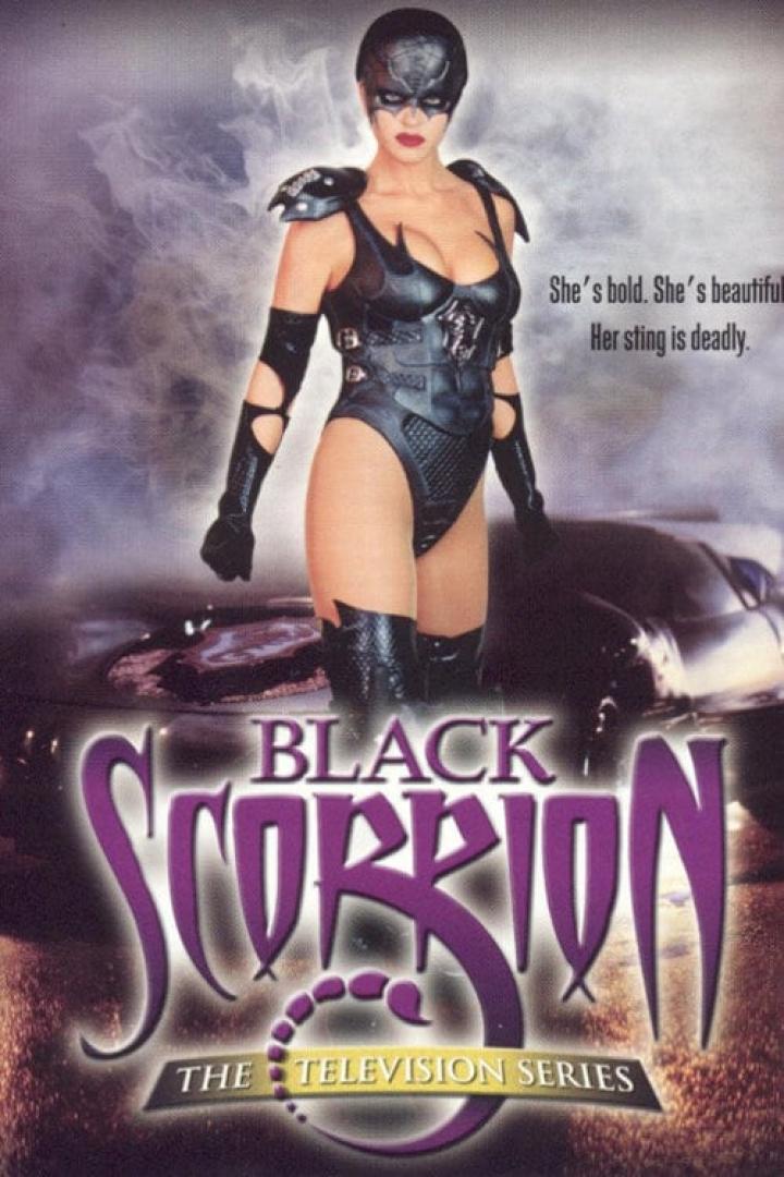 Das Cover der Fernsehserie „Black Scorpion“ zeigt eine Frau in einem schwarzen Superheldenkostüm vor einem Auto.