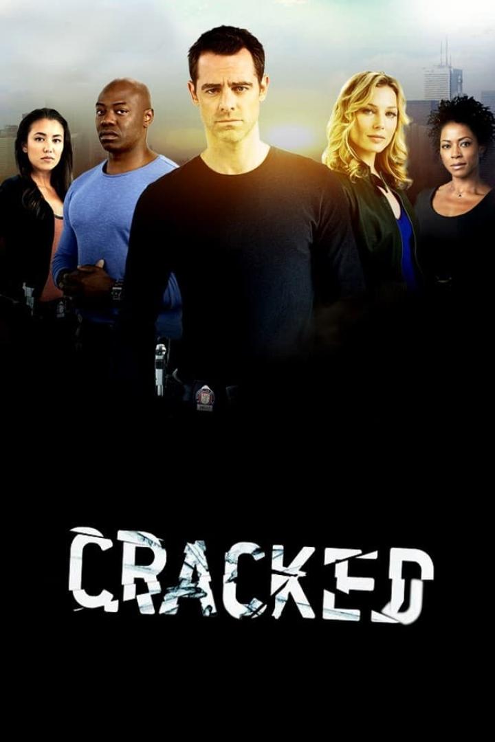 Das Filmplakat zur Fernsehserie „Cracked“ zeigt die Hauptdarsteller vor einer Stadtkulisse.