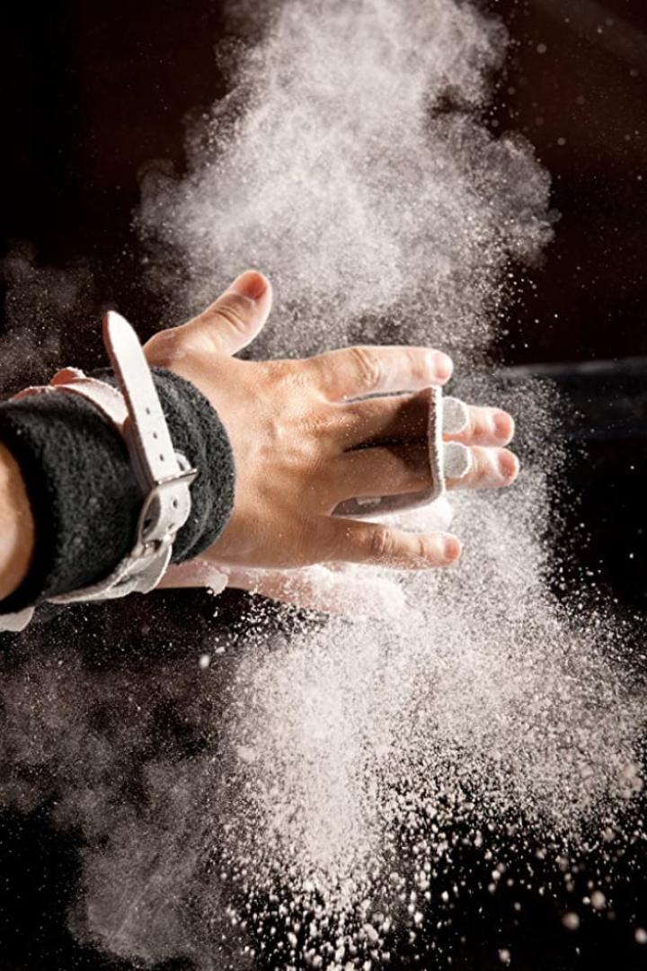 Die Hände eines Turners sind mit Magnesiumpulver bedeckt.