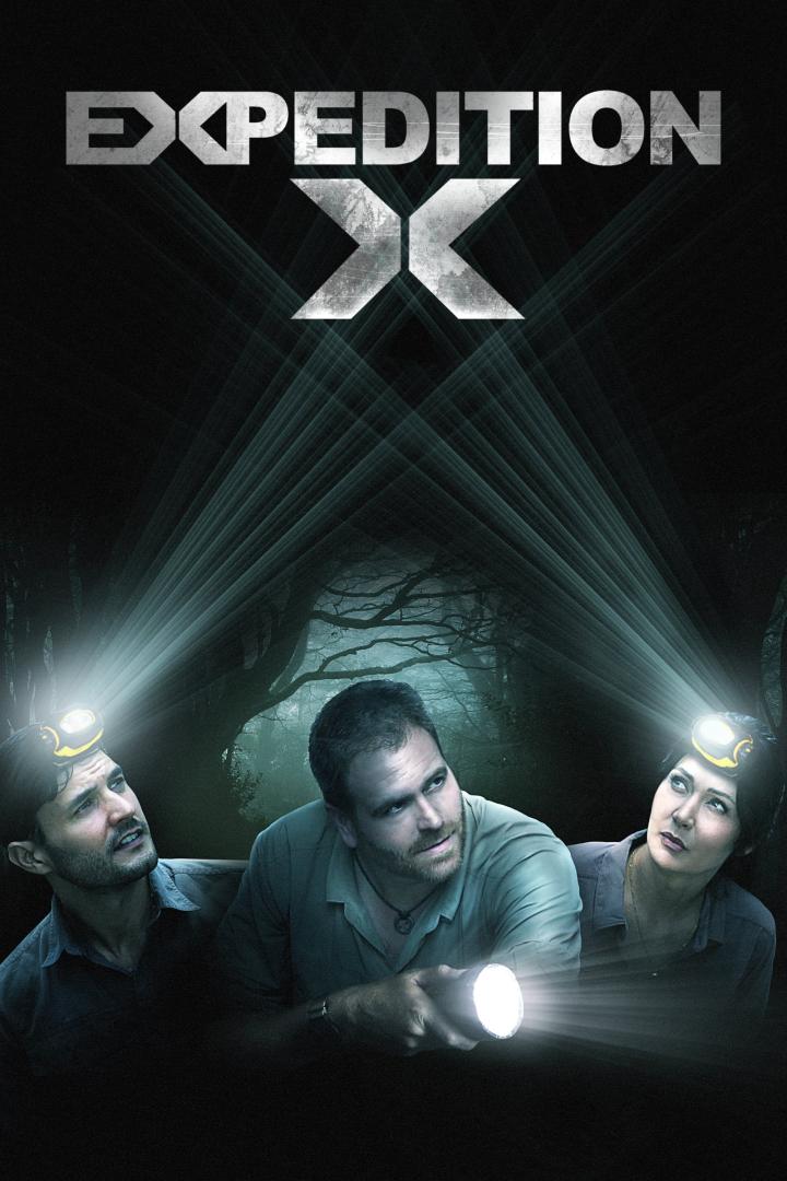 Drei Personen mit Stirnlampen und einer Taschenlampe stehen vor einem dunklen Wald, im Hintergrund der Titel „Expedition X“.